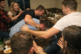 Rozhodl jediný hod korunou a z nevinné hry na narozeninové oslavě byla během chvíle velká hádka a rvačka